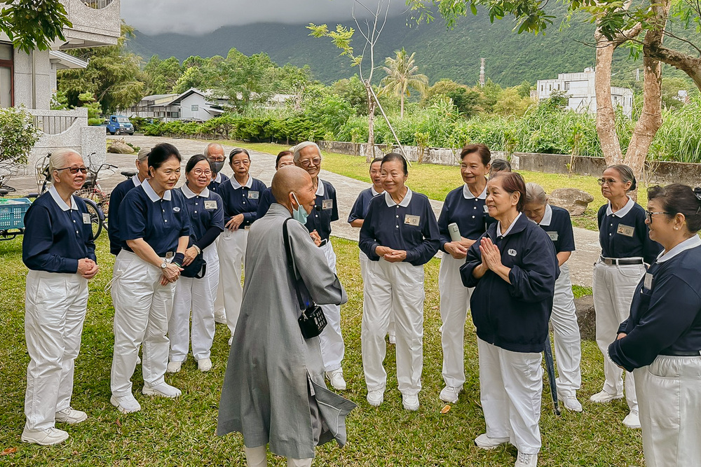 精舍巡礼，大家认真聆听德安师父精彩的讲解与殷殷叮咛，对上人与常住师父生活多一分了解。