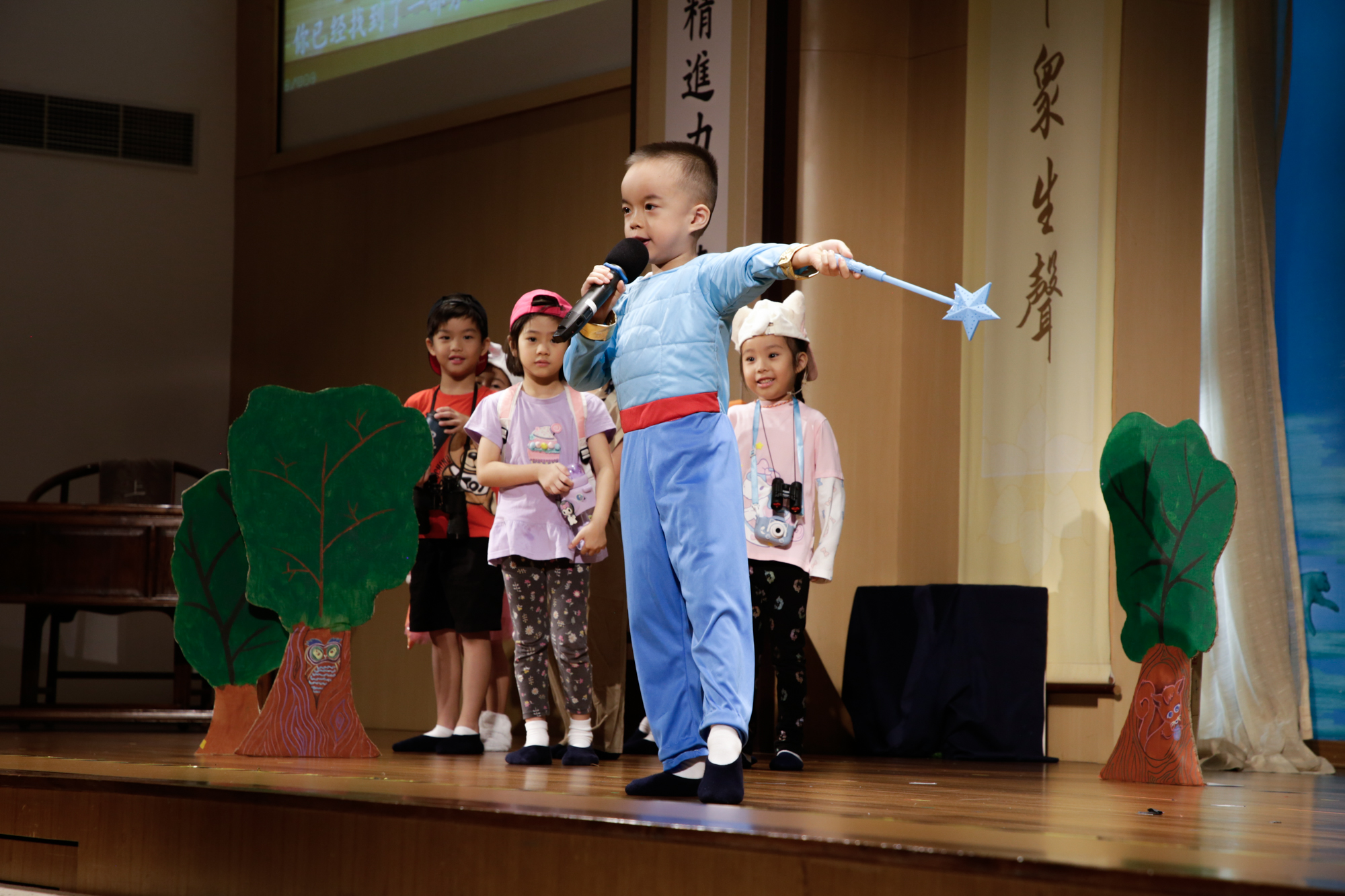 精灵会赠予帮助动物的小朋友礼物。摄/ 冯桂琼