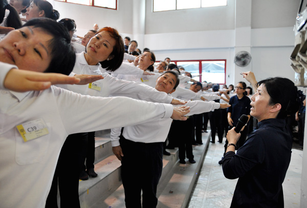 Taiwan Team Cheers On the Singapore “Dharma as Water” Team