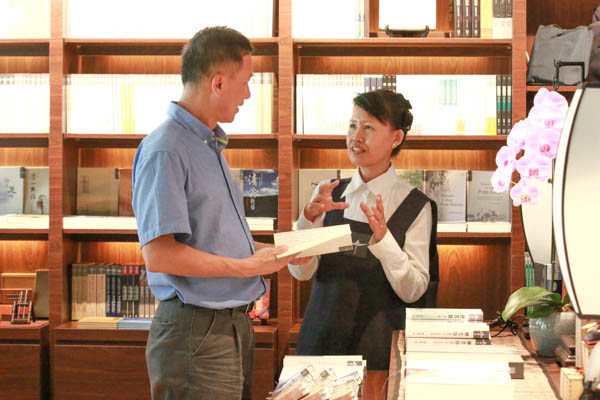 Through volunteers sharing their knowledge, members of the public can understand the contents of the books with greater clarity. Photo by Chua Teong Seng