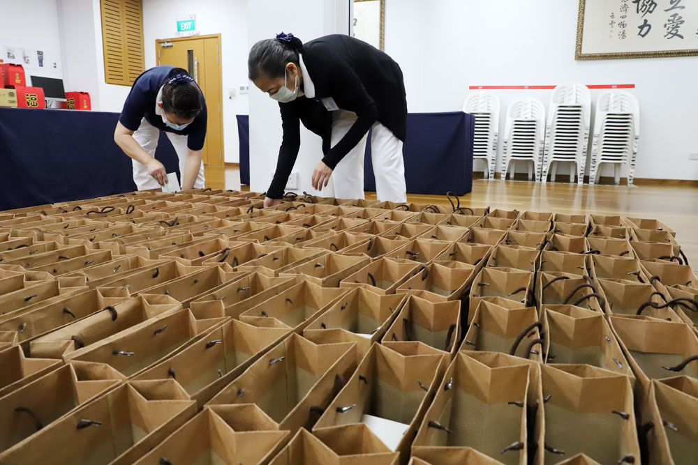 Volunteers are getting the gift packs ready to be distributed to the volunteers and staff who are working at Tzu Chi's medicine and education establishments. Photo by Chua Teong Seng