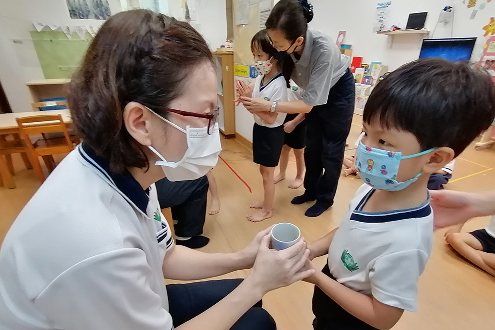 独特谢师礼 奉茶道感恩