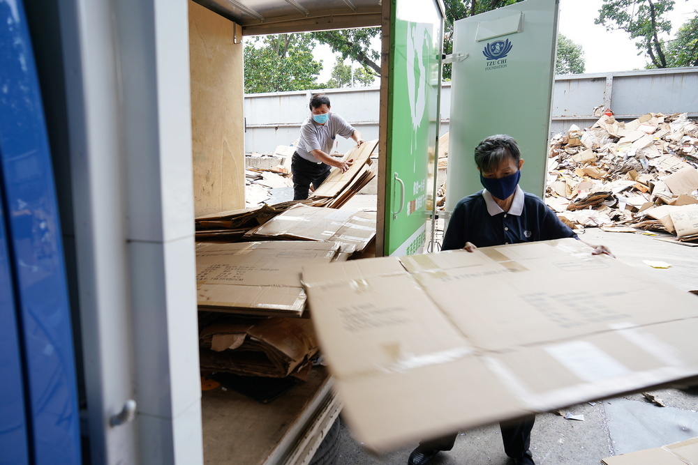 Mr Feng’s wife, Ms Lim Poh Sim (right), often accompanies and helps him with the environmental work. (Photo by Chan May Ching)