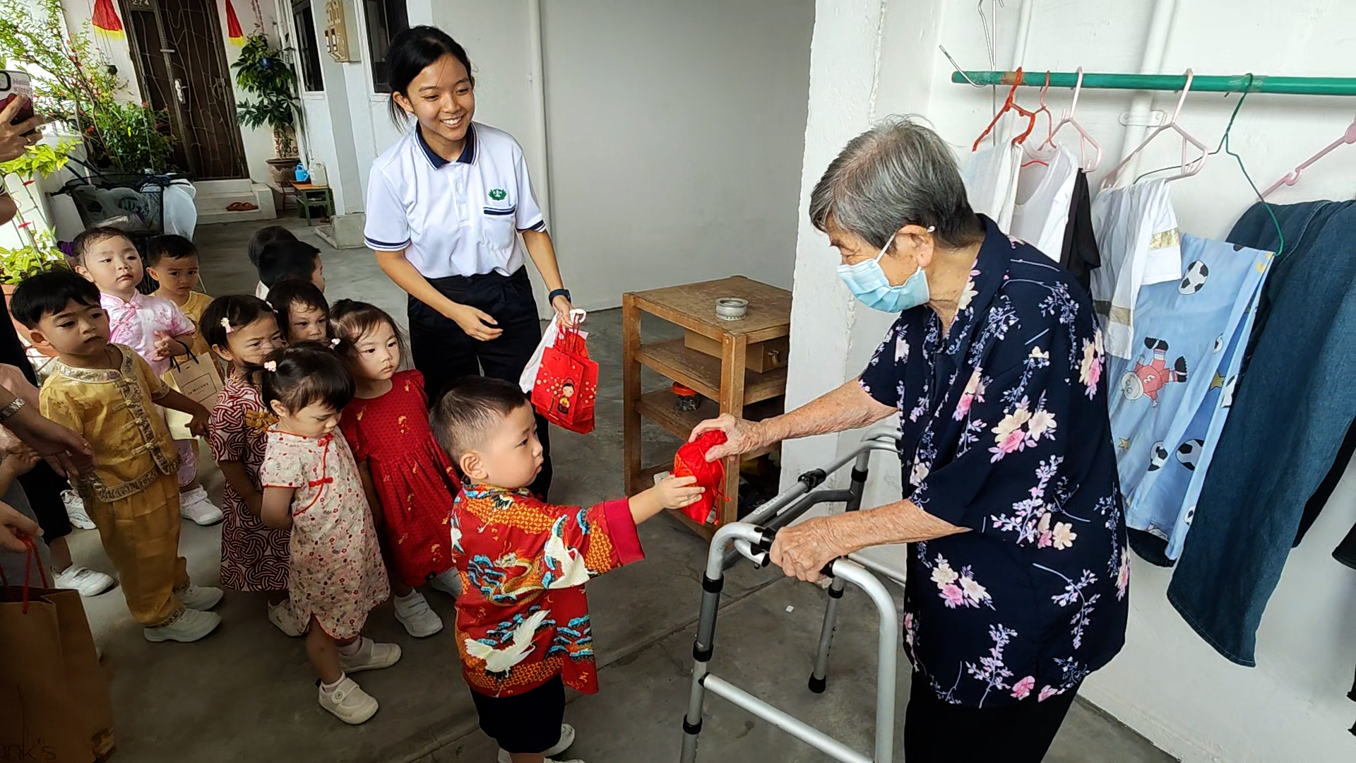 小朋友亲自筹款 给长者送元宵祝福